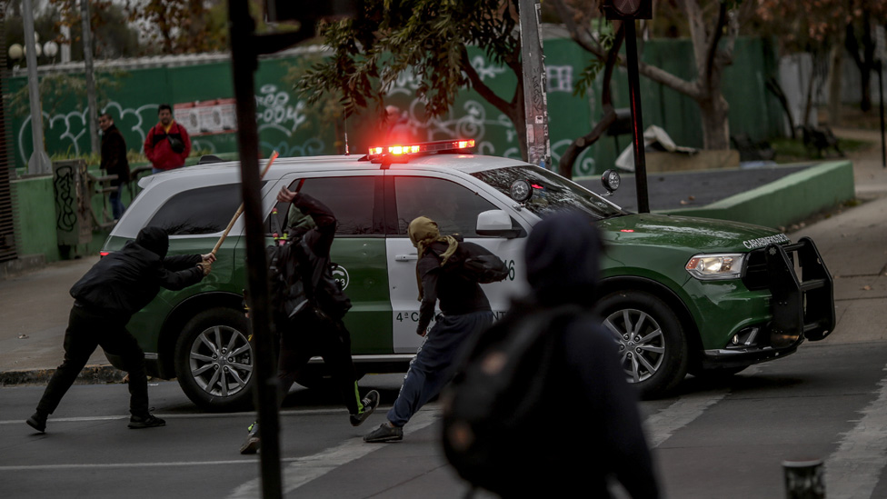 Los estudiantes contrarios a la política de "Aula Segura" han mantenido enfrentamientos violentos con la policía en la capital de Chile, Santiago. GETTY IMAGES