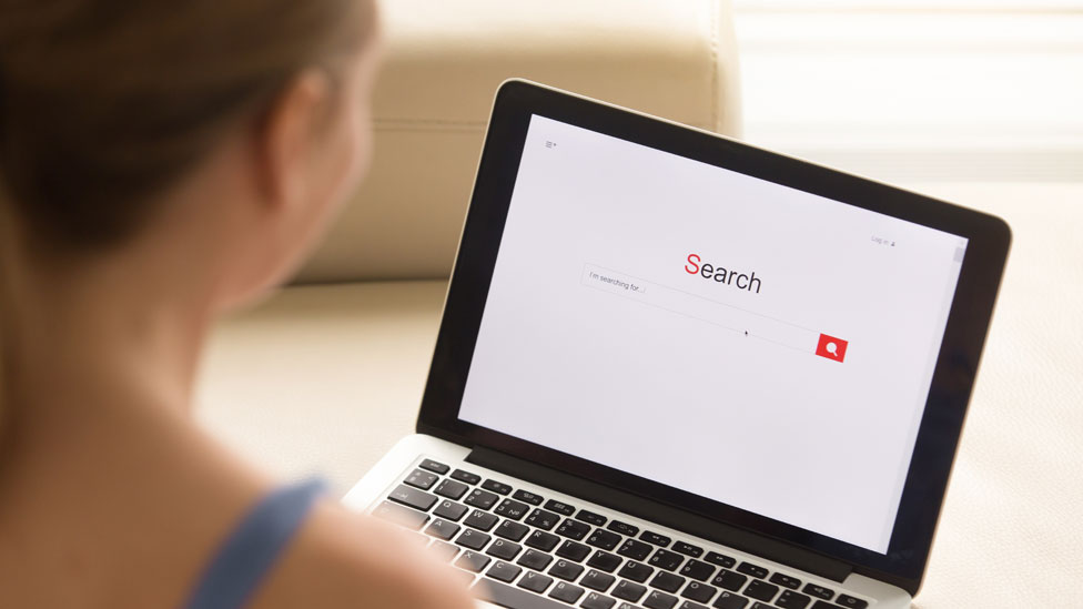 Muchos de nosotros recurrimos a internet para saber más sobre nuestra salud, pero ¿cómo sabemos si la información que leemos es correcta?. (Foto Prensa Libre: Getty Images)