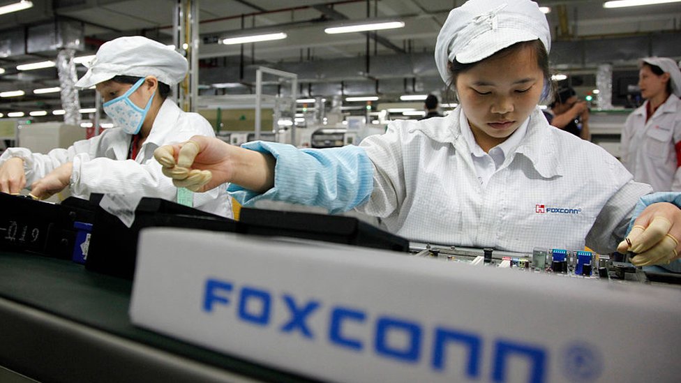 La mayoría de los iPhones y otros dispositivos de Apple como el iPad se ensamblan en Foxconn, el fabricante propiedad del grupo taiwanés Hon Hai Precision.