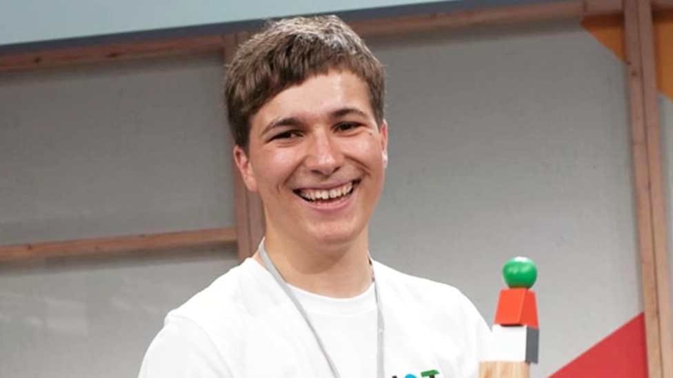 Fionn Ferreira fue premiado por su invento para extraer microplásticos del agua con imanes. (Foto Prensa Libre: Google Science Fair)