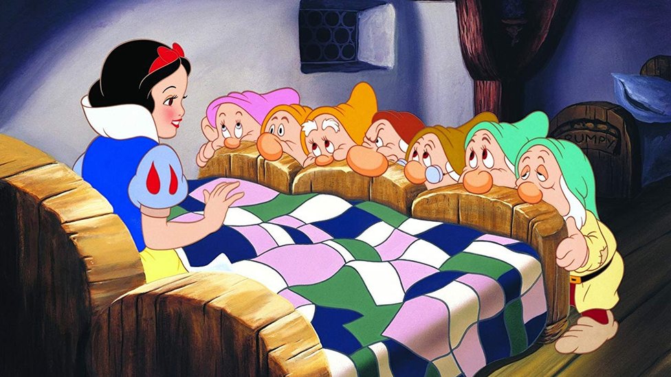 "Blancanieves y los siete enanos" se publicó 1812 y en 1937 Disney contó la historia en una popular película animada. (Foto Prensa Libre: IMDB/Disney)