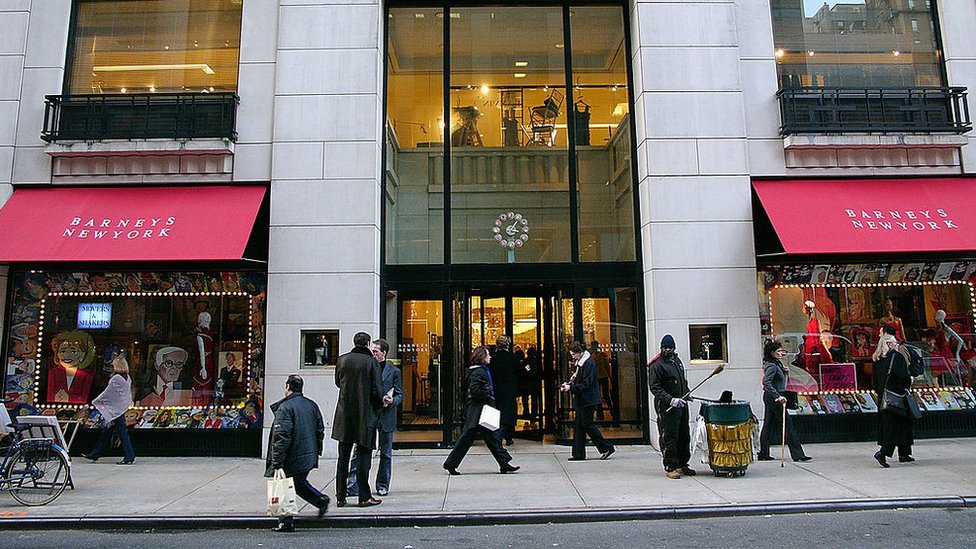 Barneys New York está situada en Madison Avenue, que cruza Manhattan de norte a sur y es conocida por que en ella se encuentran las tiendas de los diseñadores más prestigiosos de la moda. Foto:Getty Images