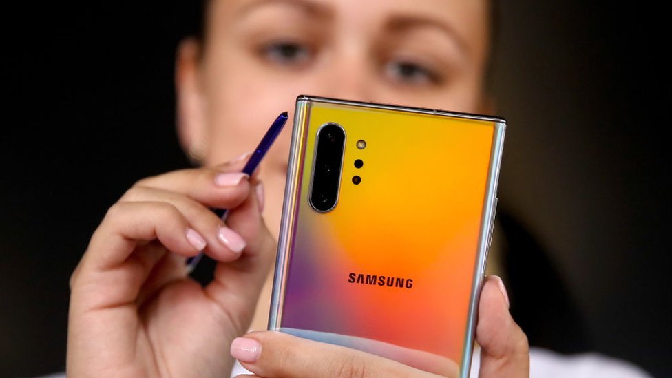 Samsung ha lanzado dos modelos esta semana: el Galaxy Note 10 y el Galaxy Note 10+. (Foto Prensa Libre: Getty Images)