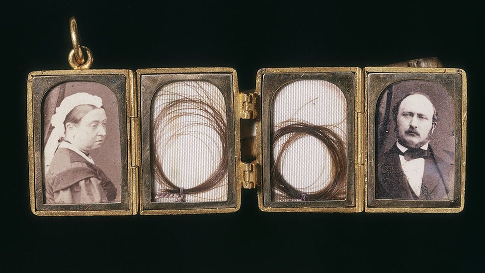 Un memento mori con las fotos de la reina Victoria y el príncipe Alberto y dos mechones de pelo. (Foto Prensa Libre: Getty Images)