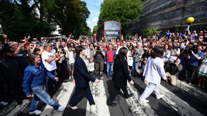 Miles de fanáticos celebraron el 50 aniversario de la foto de Abbey Road. (Foto Prensa Libre: Getty Images)