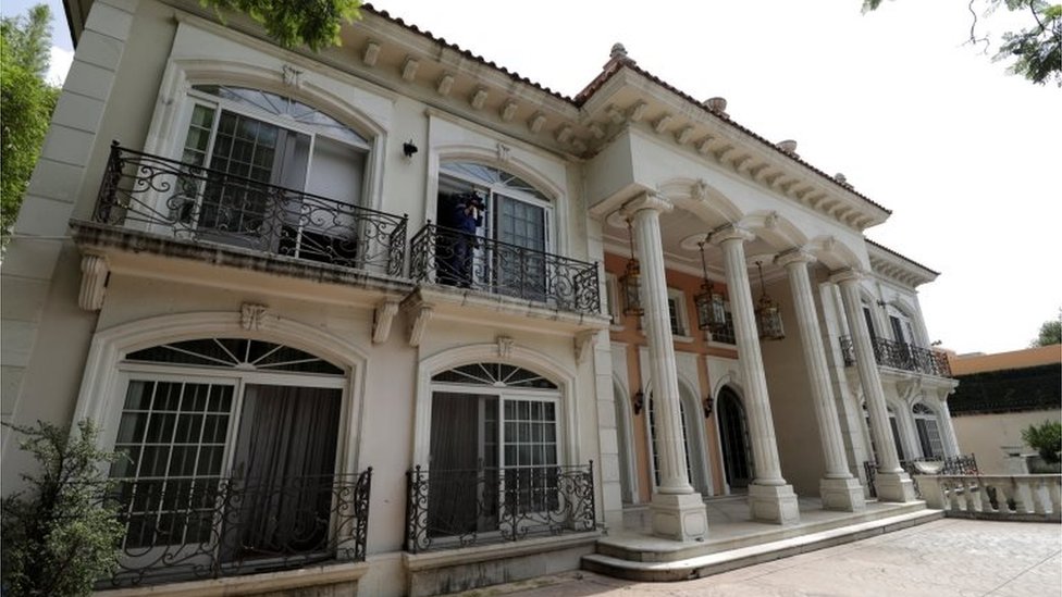 Cuatro pilares adornan la entrada de una residencia subastada por el gobierno de México.