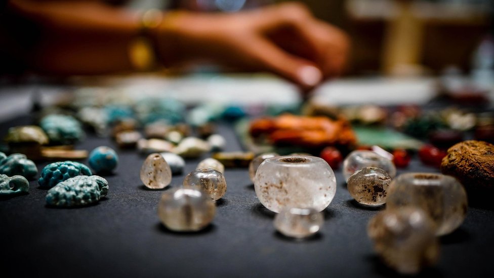 Decenas de amuletos y cuentas de vidrio fueron encontrados entre las ruinas de Pompeya. EPA