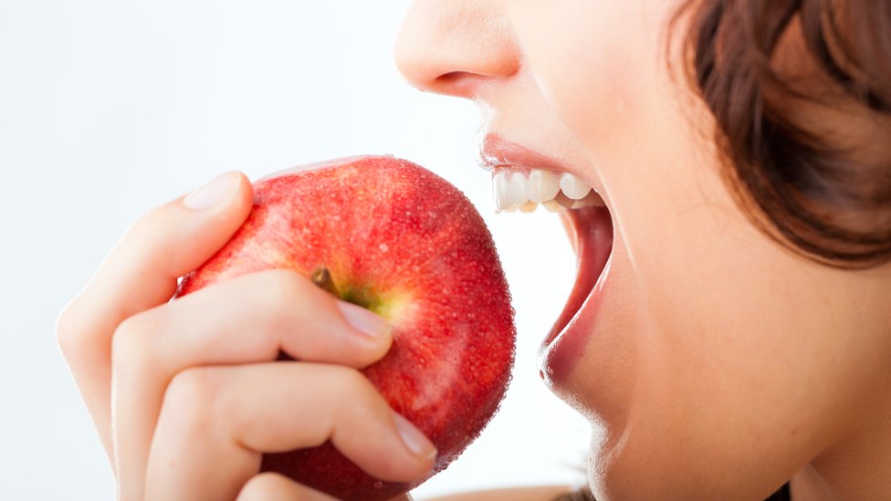 Una manzana al día podría ser mejor de lo que te imaginas. (Foto Prensa Libre: Getty Images)