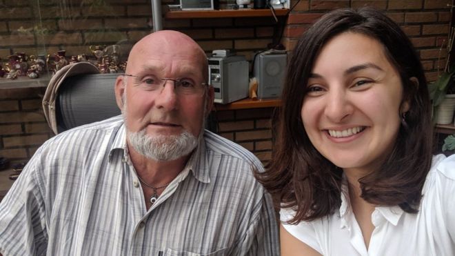 Derechos de autor de la imagenMEVAN BABAKAR
Image caption
La joven kurda Mevan Babakar se reencontró este martes con Egbert, el hombre que le regaló una bicicleta cuando era una niña y estaba en un campo de refugiados en Holanda. MEVAN BABAKAR