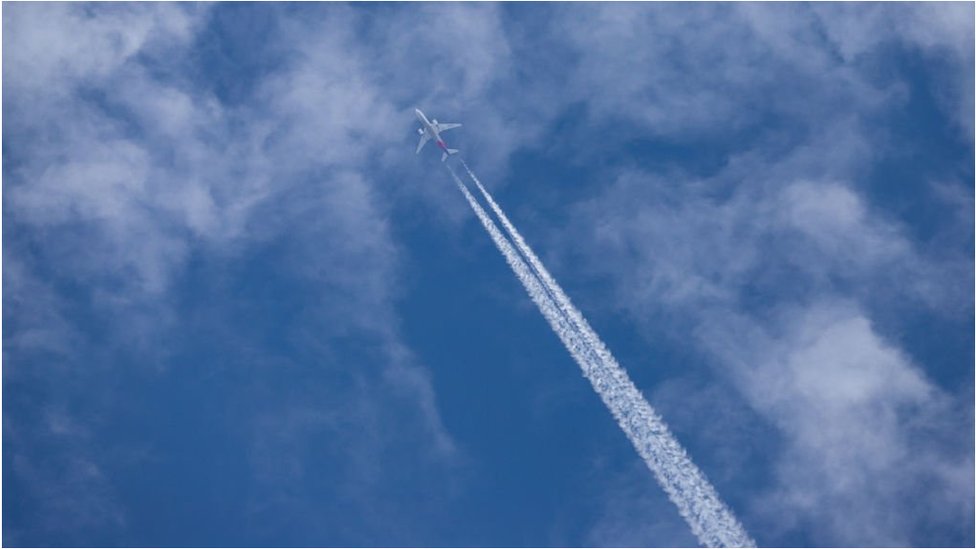 Los vuelos producen gases de efecto invernadero, principalmente dióxido de carbono (CO2), al quemar combustible.