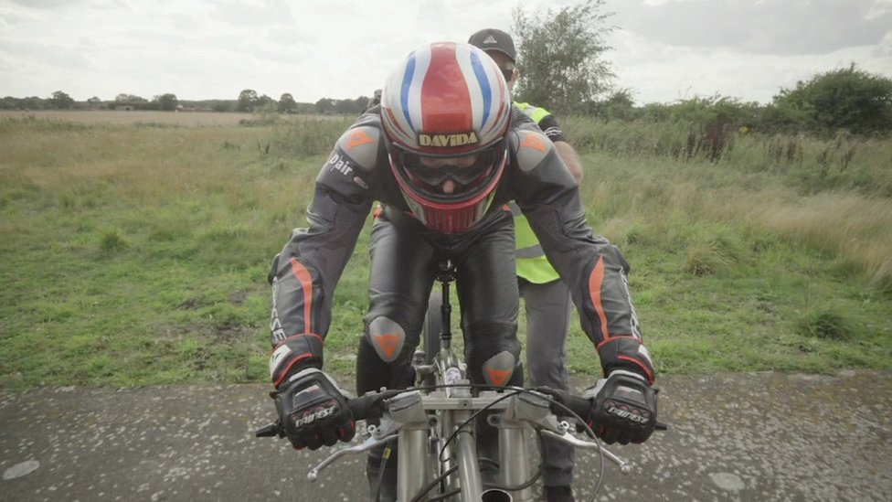 Neil Campbell, de 45 años, alcanzó una velocidad de 280,55 km/h en una bicicleta especial de US$18.000 (Foto: BBC)