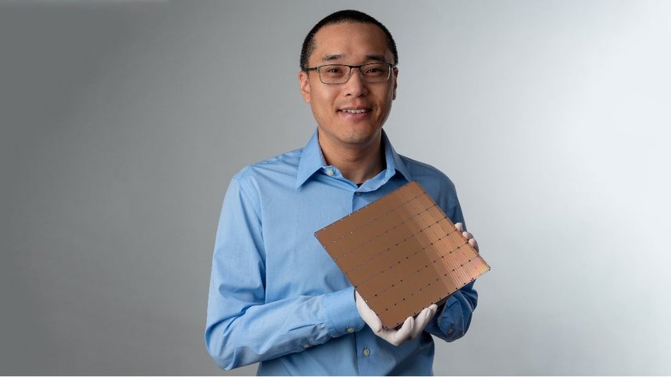 El nuevo chip, conocido como Wafer Scale Engine (WSE), es de mayor tamaño que un iPad y sus creadores aseguran que es el más grande que se ha fabricado en el mundo. (Foto Prensa Libre: Cerebras Systems)