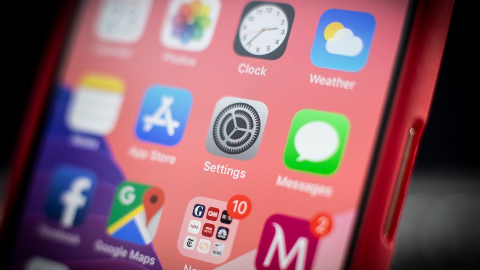 La nueva versión del sistema operativo iOS contiene un error que permite "liberar" los iPhone e instalar aplicaciones no autorizadas por Apple. (Foto Prensa Libre: Getty Images)
