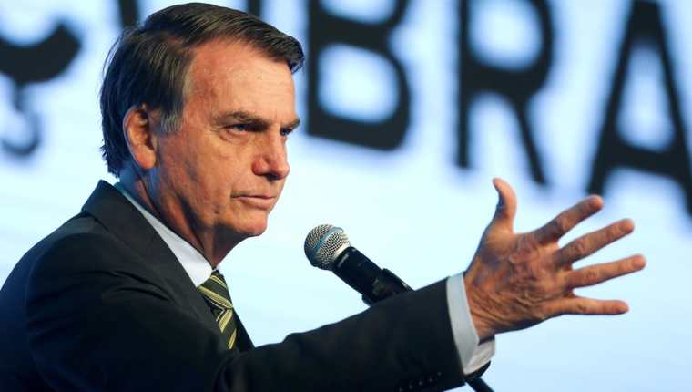 Bolsonaro afirma que las mayores sospechas por los incendios recaen sobre las ONG, aunque reconoce no tener pruebas de ello.