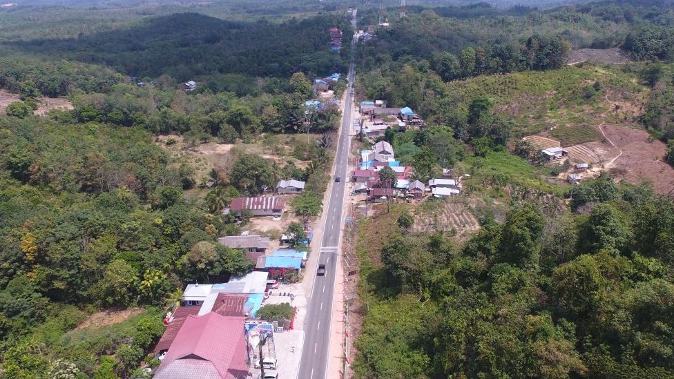 Según el presidente de Indonesia, la provincia de Kalimantan oriental es una zona de mínimo riesgo libre de terremotos, tsunamis y erupción de volcanes. En la foto, se ve parte de la región de Kutai Kartanegara, una de las elegidas para instalar la nueva capital. (Foto Prensa Libre: Getty Images)