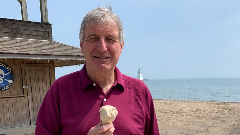 Después de pasar años sin poder viajar y sentado en una silla de ruedas, John Searle finalmente puede disfrutar de las vacaciones con su esposa. (Foto Prensa Libre: Barbara Gaal)