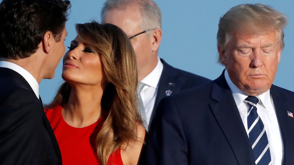 La curiosa imagen de Trudeau, Melania Trump y Donald Trump se viralizó en redes sociales. Foto:Reuters