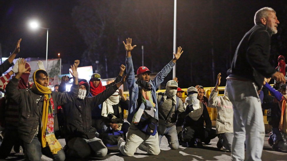 Venezolanos rezan en el Puente Rumichaca para que los dejen entrar a Ecuador. Foto: Reuters