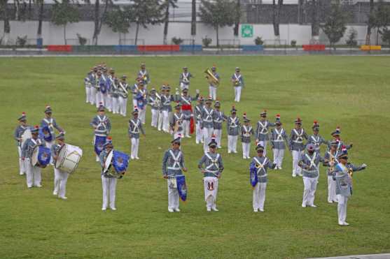 El bicentenario colegio San José de los Infantes realizó su presentación bajo la lluvia. Foto Prensa Libre: Óscar Rivas