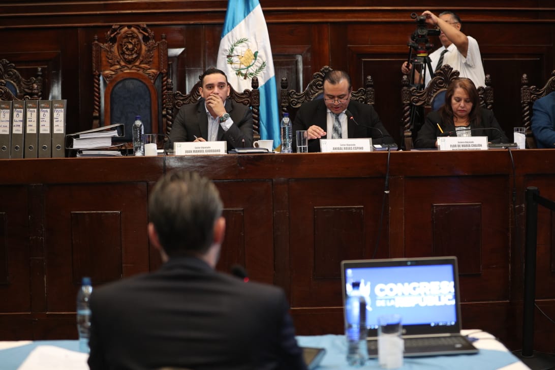 El ministro de Economía Acisclo Valladares Urruela expone sus descargos ante la Comisión Pesquisidora que analiza el antejuicio en su contra. (Foto Prensa Libre: Carlos Hernández Ovalle)