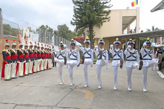 El Blanco Batallón del Colegio San Sebastián se abre paso con su grupo de gastadores. Foto Prensa Libre: Óscar Rivas