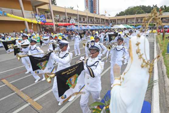 La banda de guerra del San Sebastián hace honores a la Virgen María. Foto Prensa Libre: Óscar Rivas