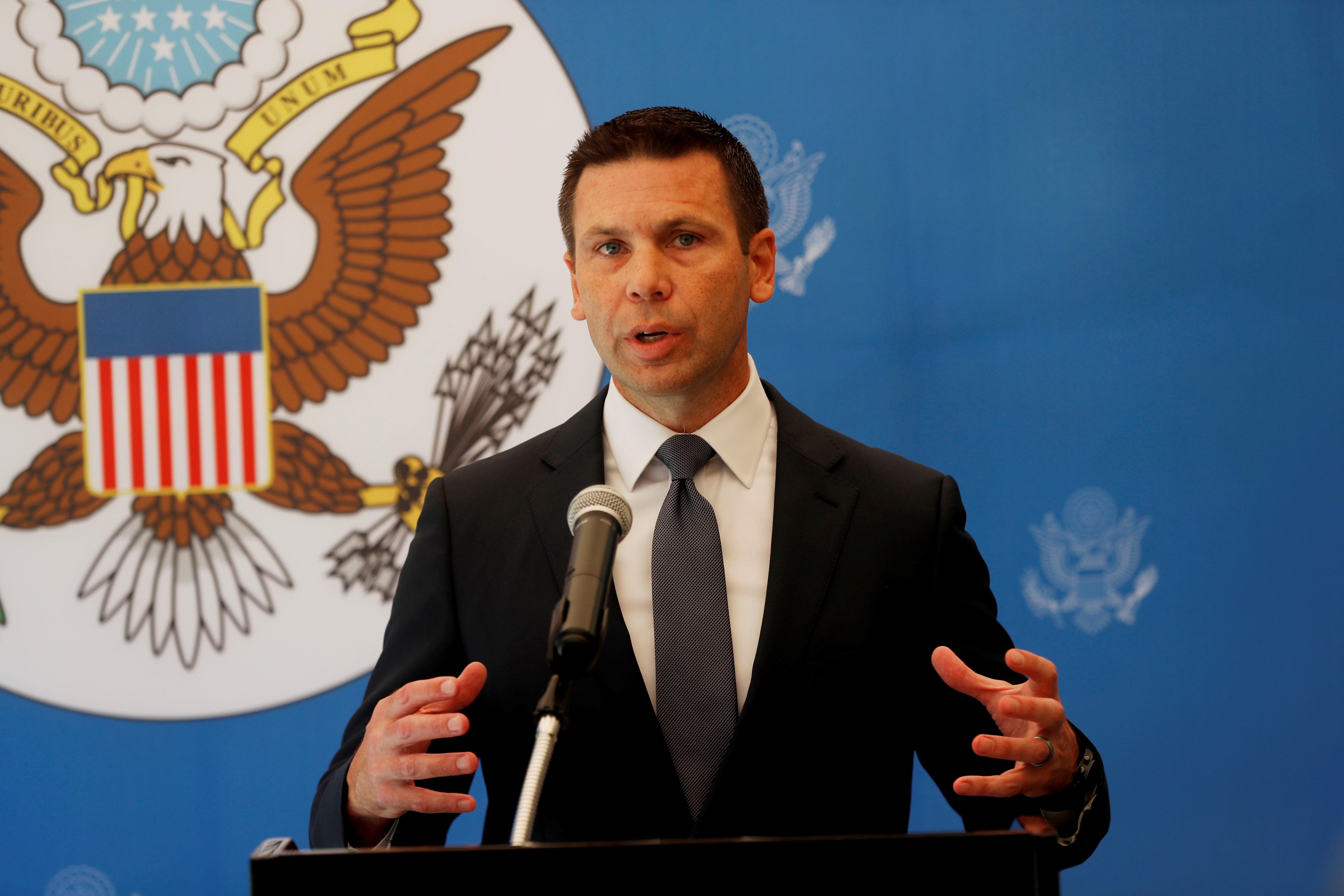 El secretario de Seguridad Interna de  Estados Unidos, Kevin McAllenan, comparece en conferencia de prensa en la casa del Embajador estadounidense  en Ciudad de Guatemala. (Foto Prensa Libre: EFE)