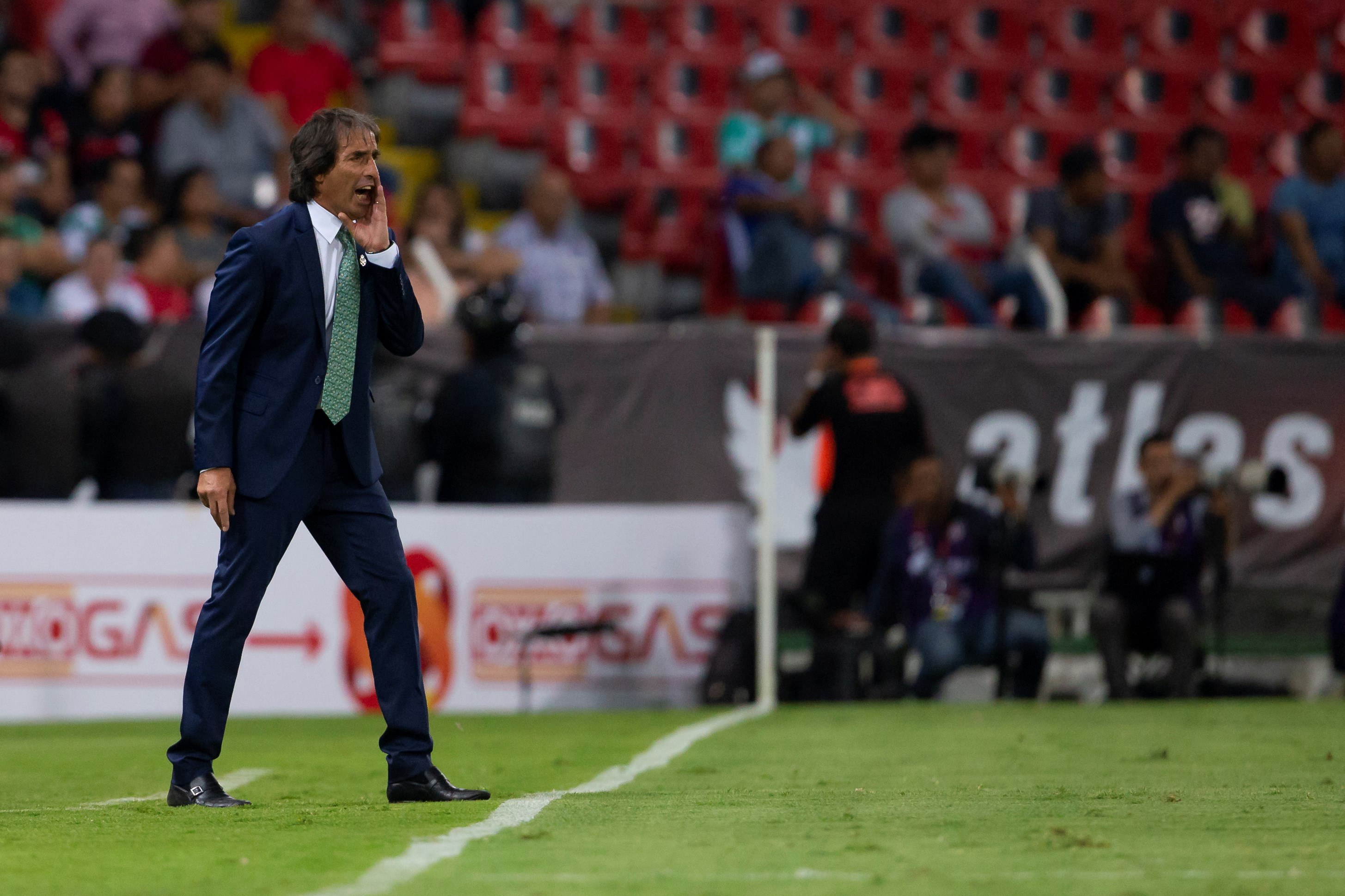 Jorge Almada, entrenador de Santos, durante el juego de la jornada 3 del torneo mexicano de futbol, en el estadio Jalisco de Guadalajara. (Foto Prensa Libre: EFE)
