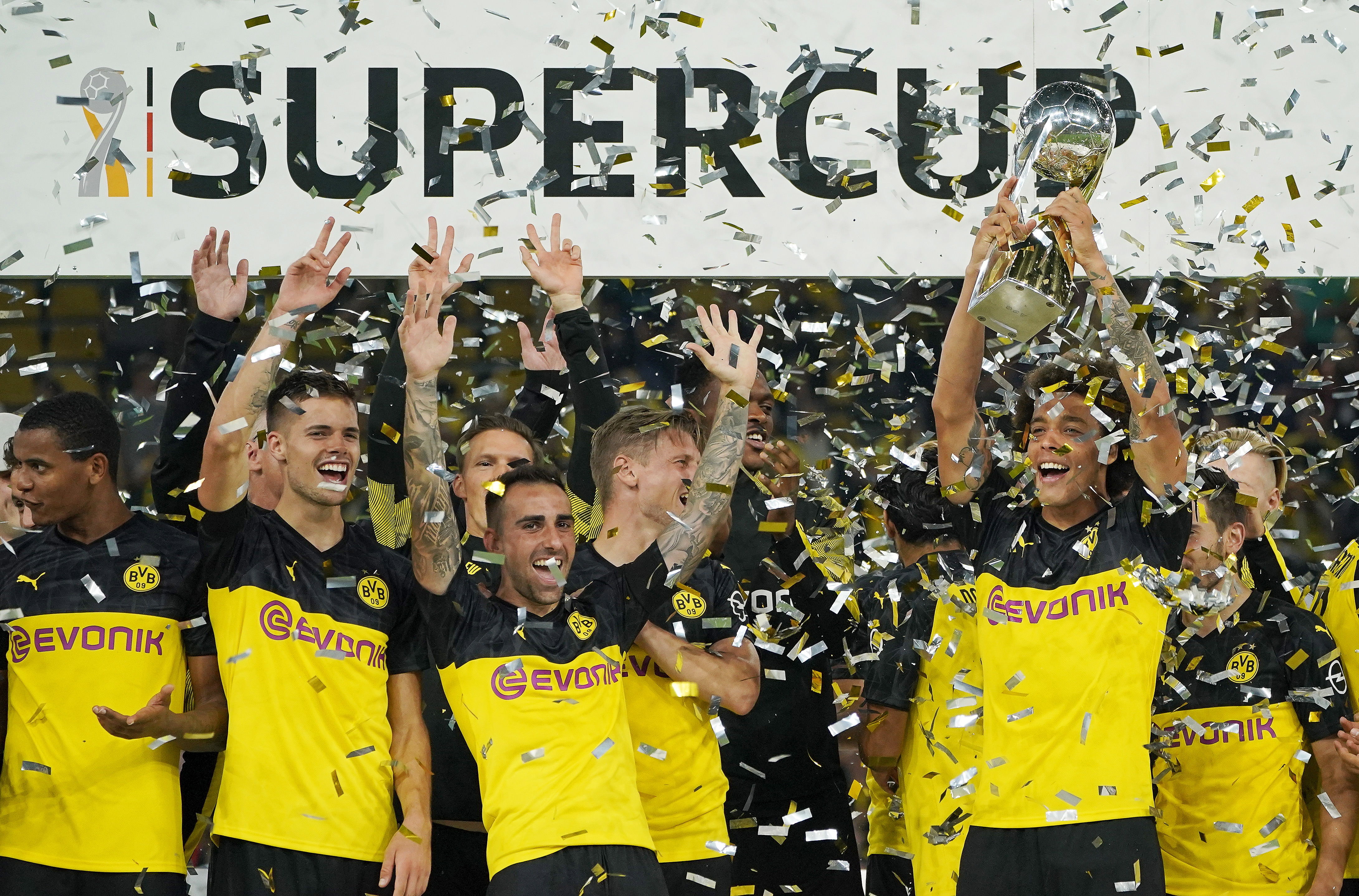 Los jugadores del Borussia Dortmund celebraron a lo grande. (Foto Prensa Libre: EFE)