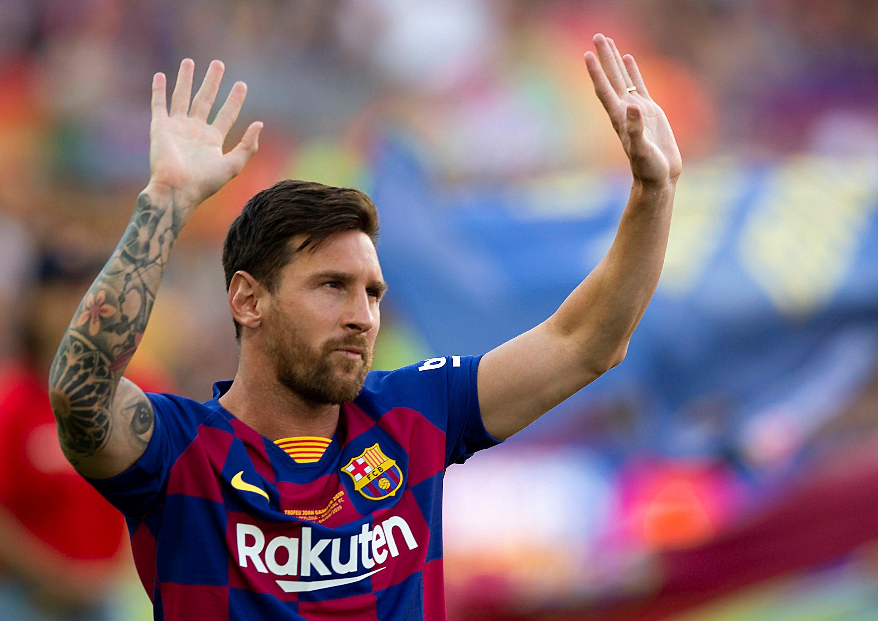 El capitán y delantero argentino del FC Barcelona, Leo Messi, saluda a la afición momentos antes del partido de Trofeo Joan Gamper ante al Arsenal. (Foto Prensa Libre: EFE)