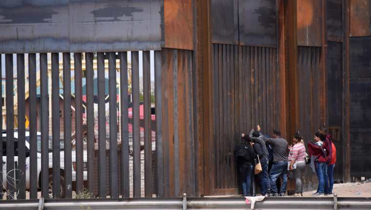 Los migrantes salvadoreños y hondureños que soliciten asilo a EE. UU. podrían ser enviados a Guatemala. (Foto Prensa Libre: EFE)