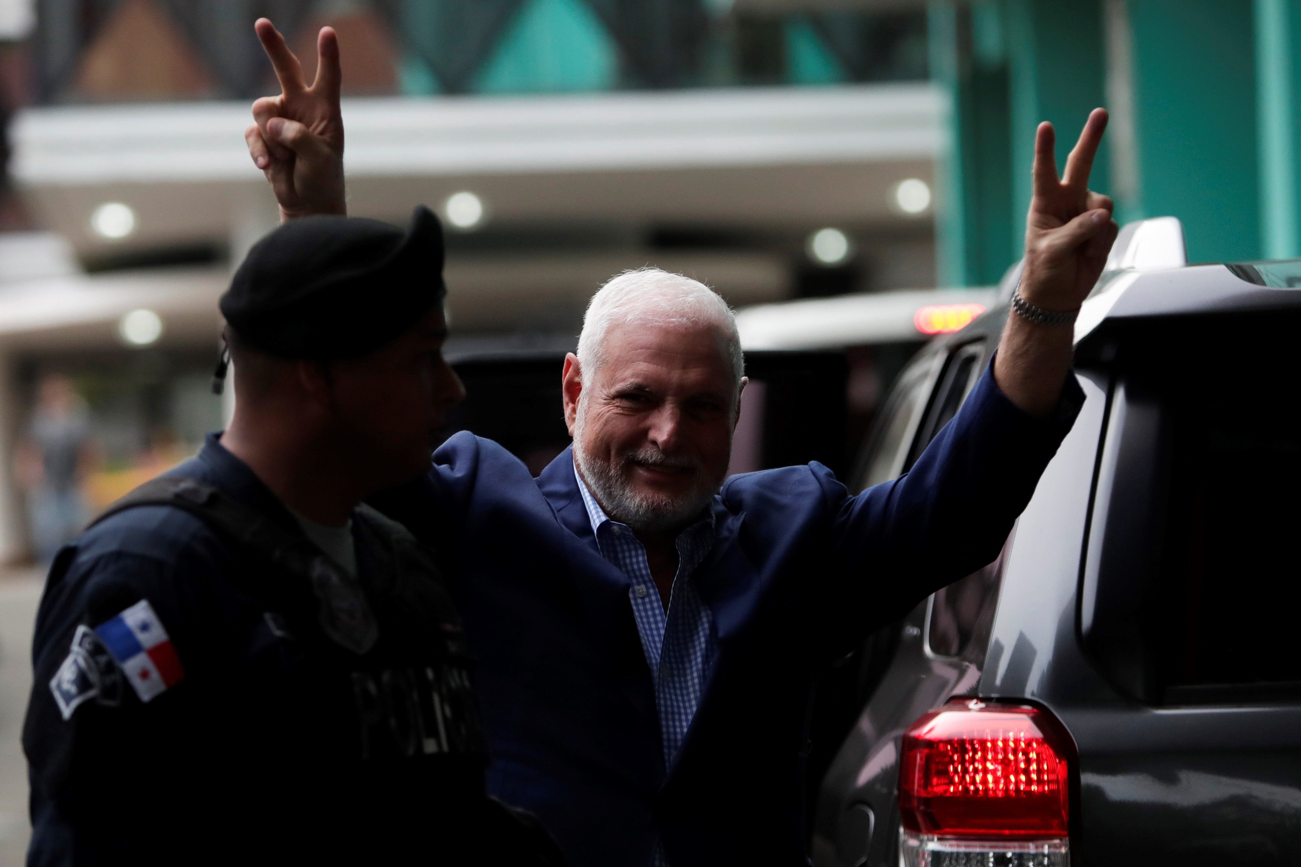 El expresidente panameño Ricardo Martinelli reacciona a su llegada al Sistema Penal Acusatorio (SPA) de Panamá este 9 de agosto para recibir del veredicto de su juicio, en Ciudad de Panamá. (Foto Prensa Libre: EFE).