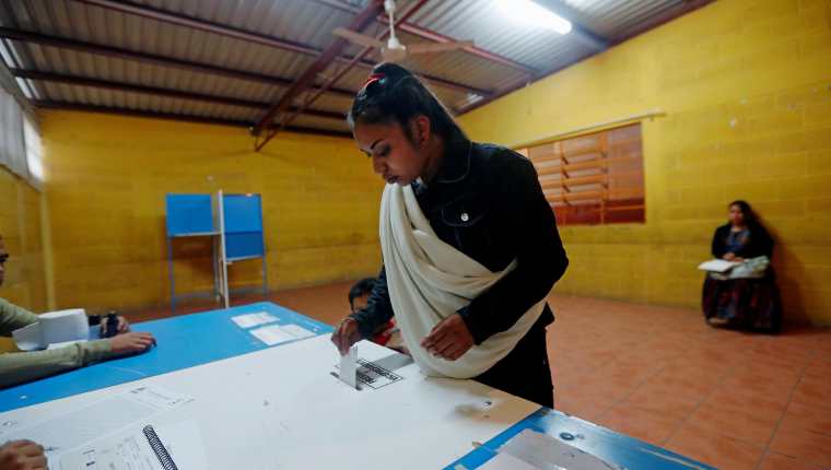 La ley electoral castiga a los partidos que consiguen los votos mínimos en las elecciones. (Foto Prensa Libre: Hemeroteca PL)