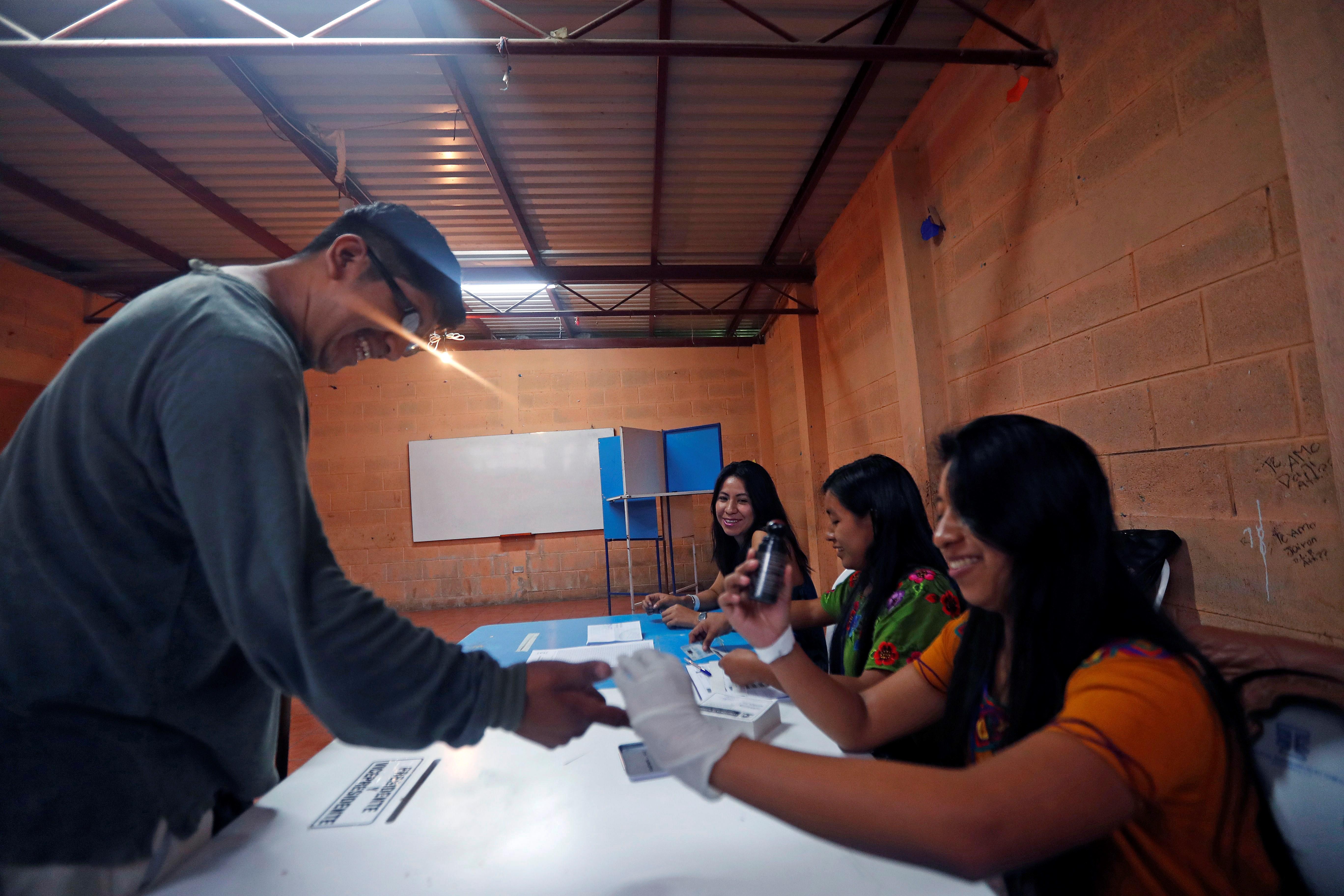 La elección de los integrantes de las Juntas receptoras de votos, municipales y departamentales, es una de las principales reformas propuestas. (Foto Prensa Libre: Hemeroteca PL)