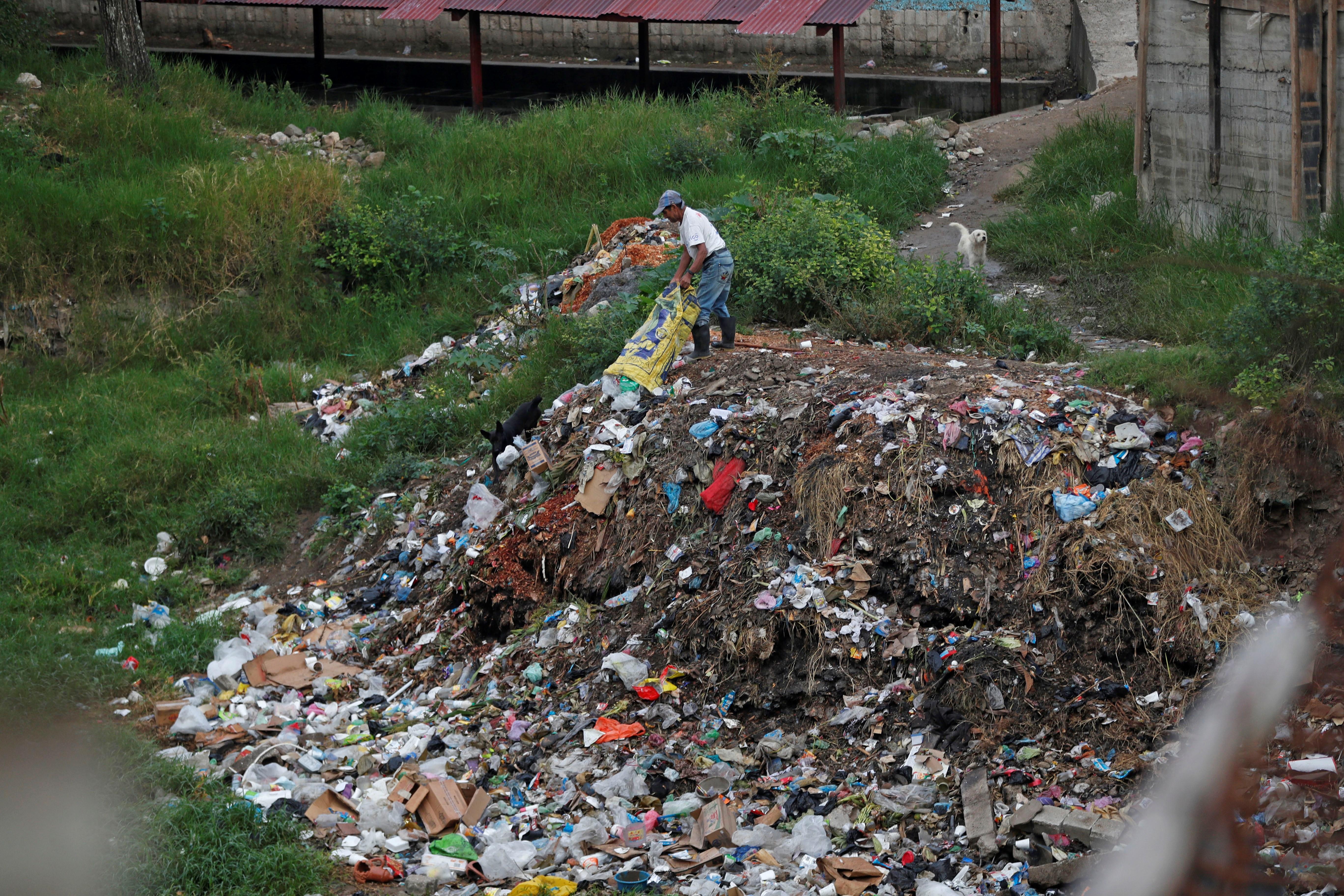 Un hombre arroja basura al río en Chinautla. (Foto Prensa Libre: Hemeroteca)