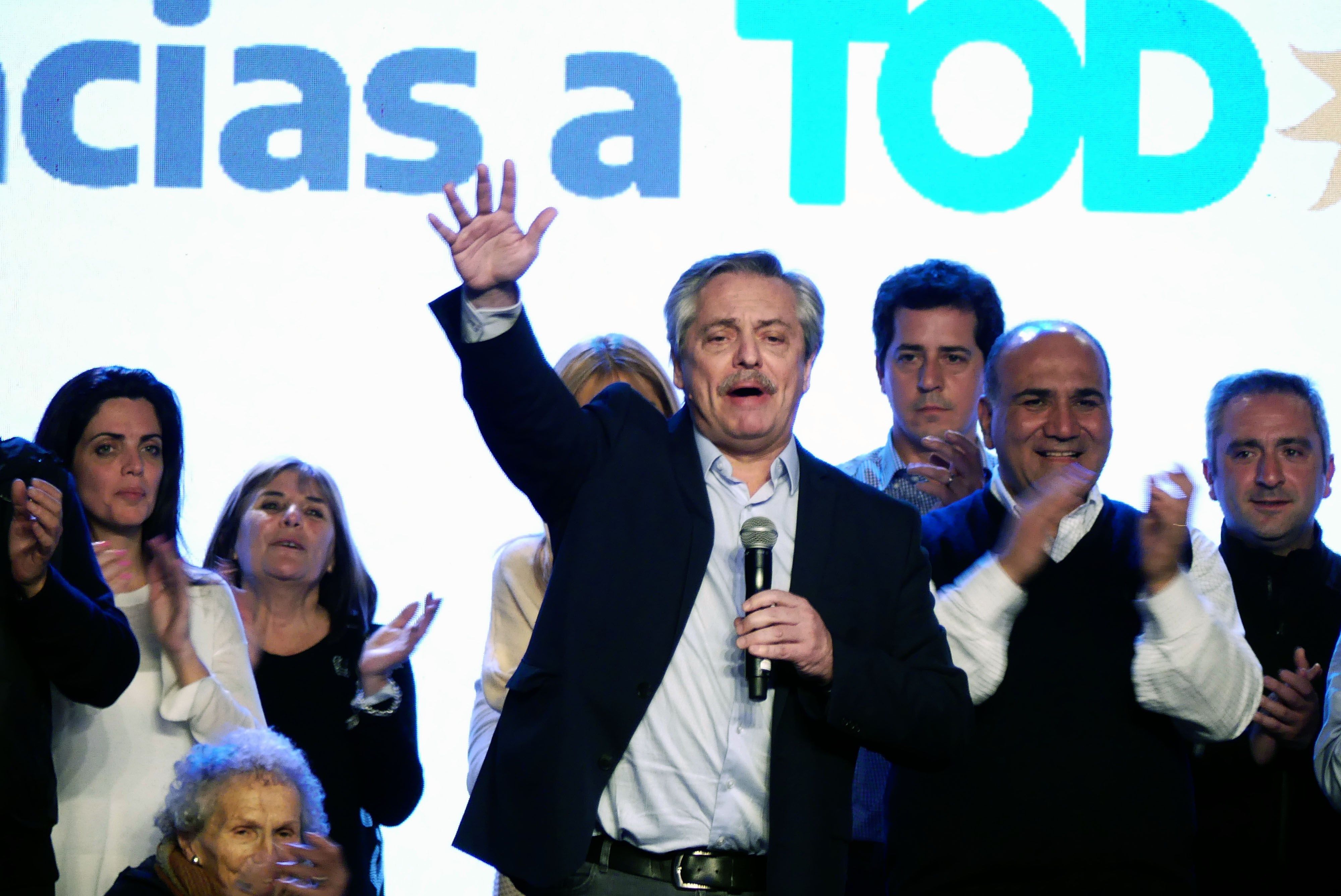 El peronista Alberto Fernandez .es el candidato a la Presidencia de Argentina más votado en las primarias, 15 puntos por delante del actual mandatario, Mauricio Macri. (Foto Prensa Libre: EFE)