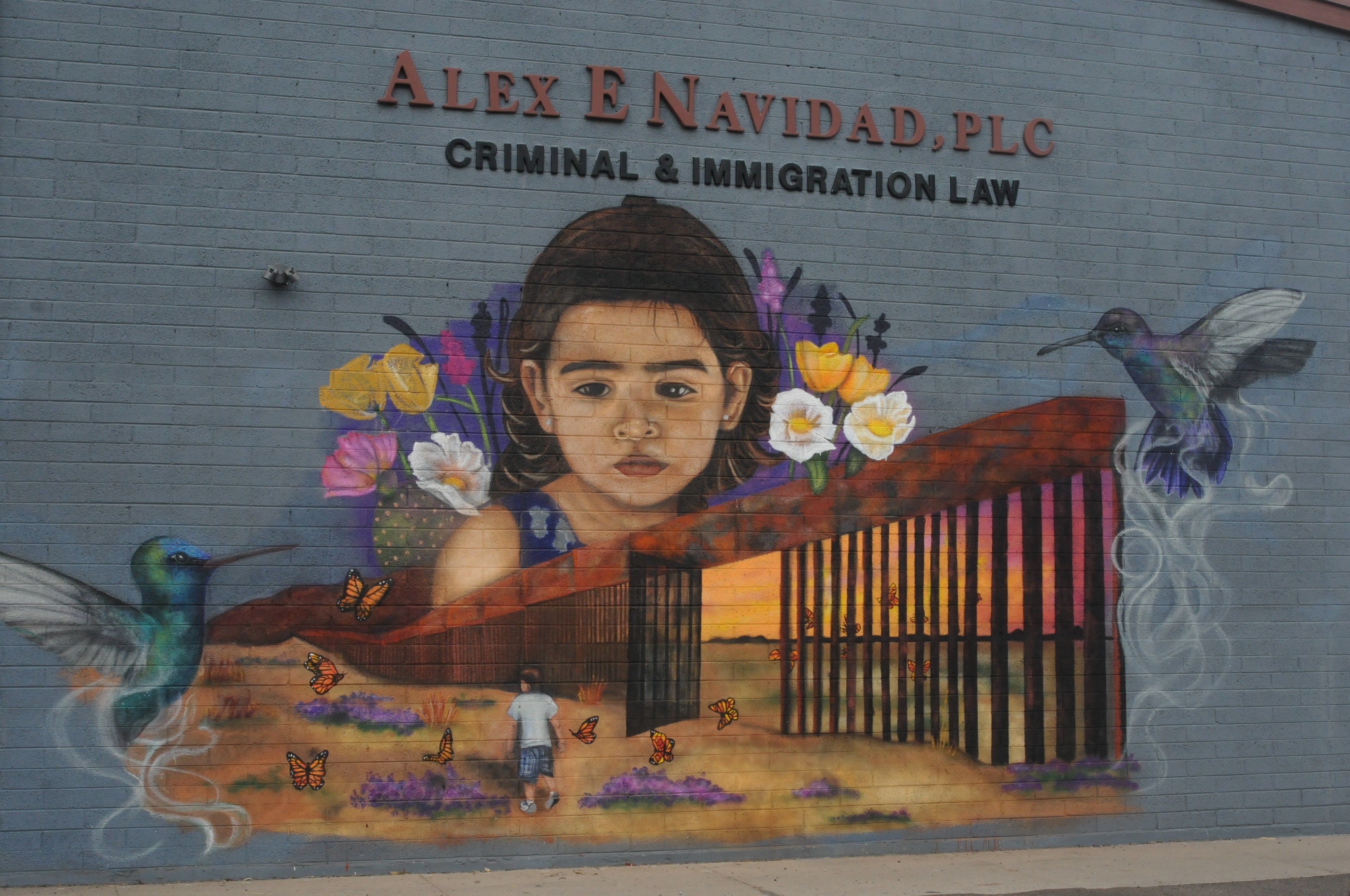 Mural "Humanity over hate", realizado por la artista mexicana Lucinda Yrene, en la necesidad de anteponer la humanidad sobre el odio. (Foto Prensa Libre EFE)