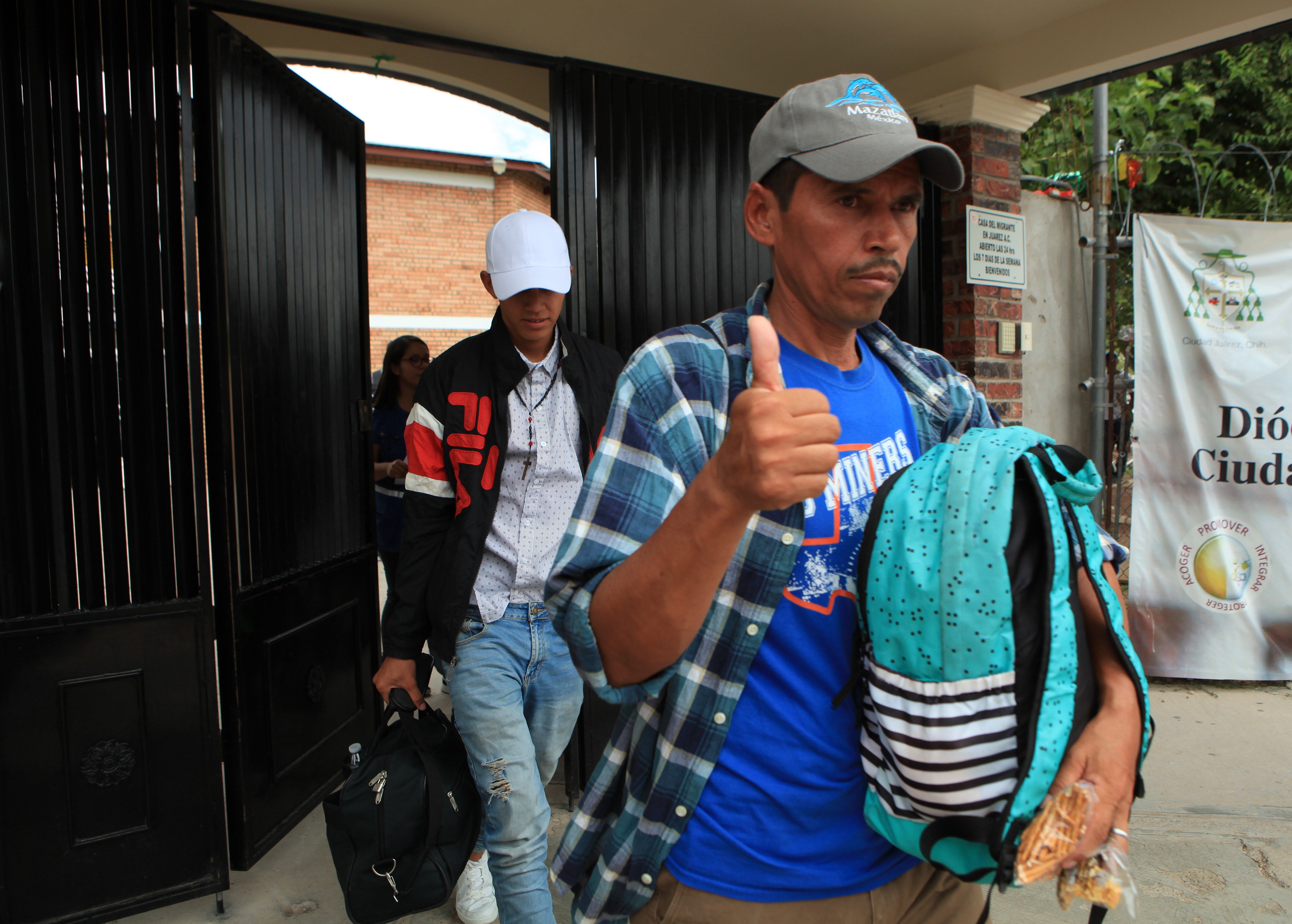 Un grupo de migrantes abordan autobuses para ser repatriados de forma voluntaria a su país de origen. El grupo sera conducido hasta Ciudad de México para luego volver a su origen por vía aérea, informaron autoridades del albergue. (Foto Prensa Libre: EFE)