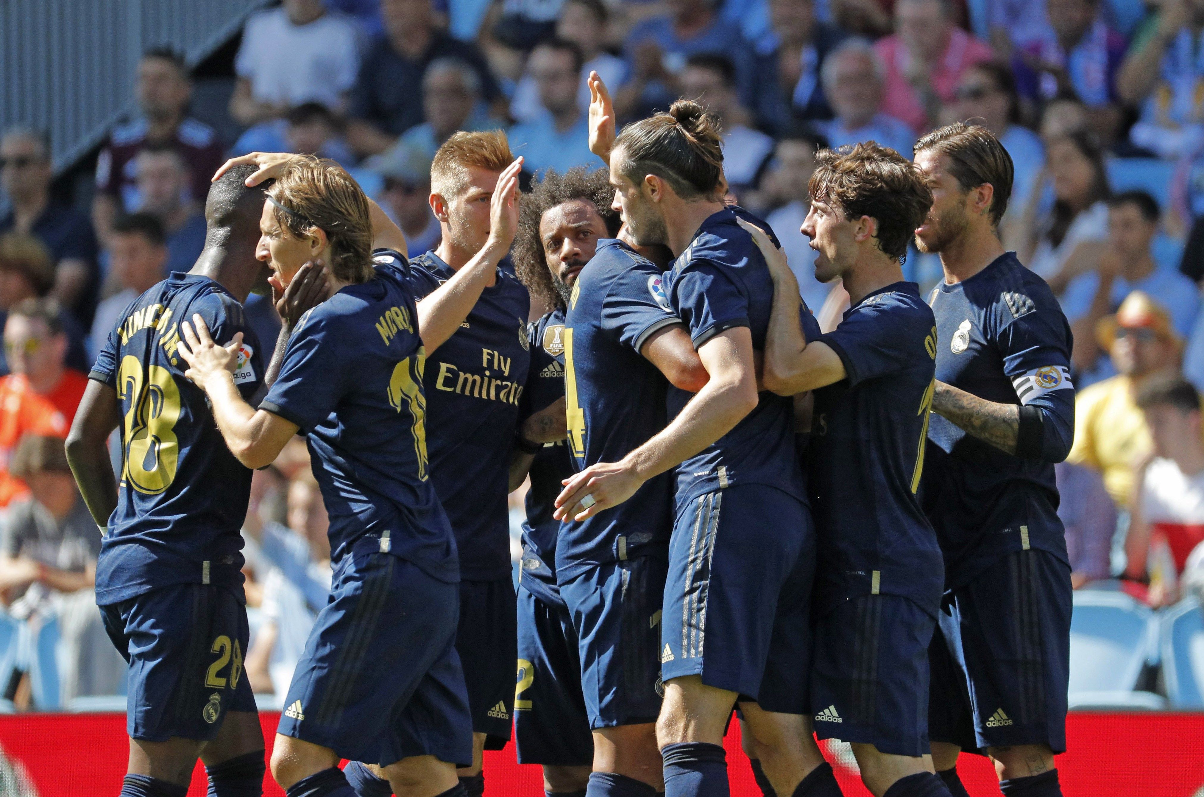 Los jugadores del Real Madrid disfrutan del triunfo en Vigo. (Foto Prensa Libre: EFE)