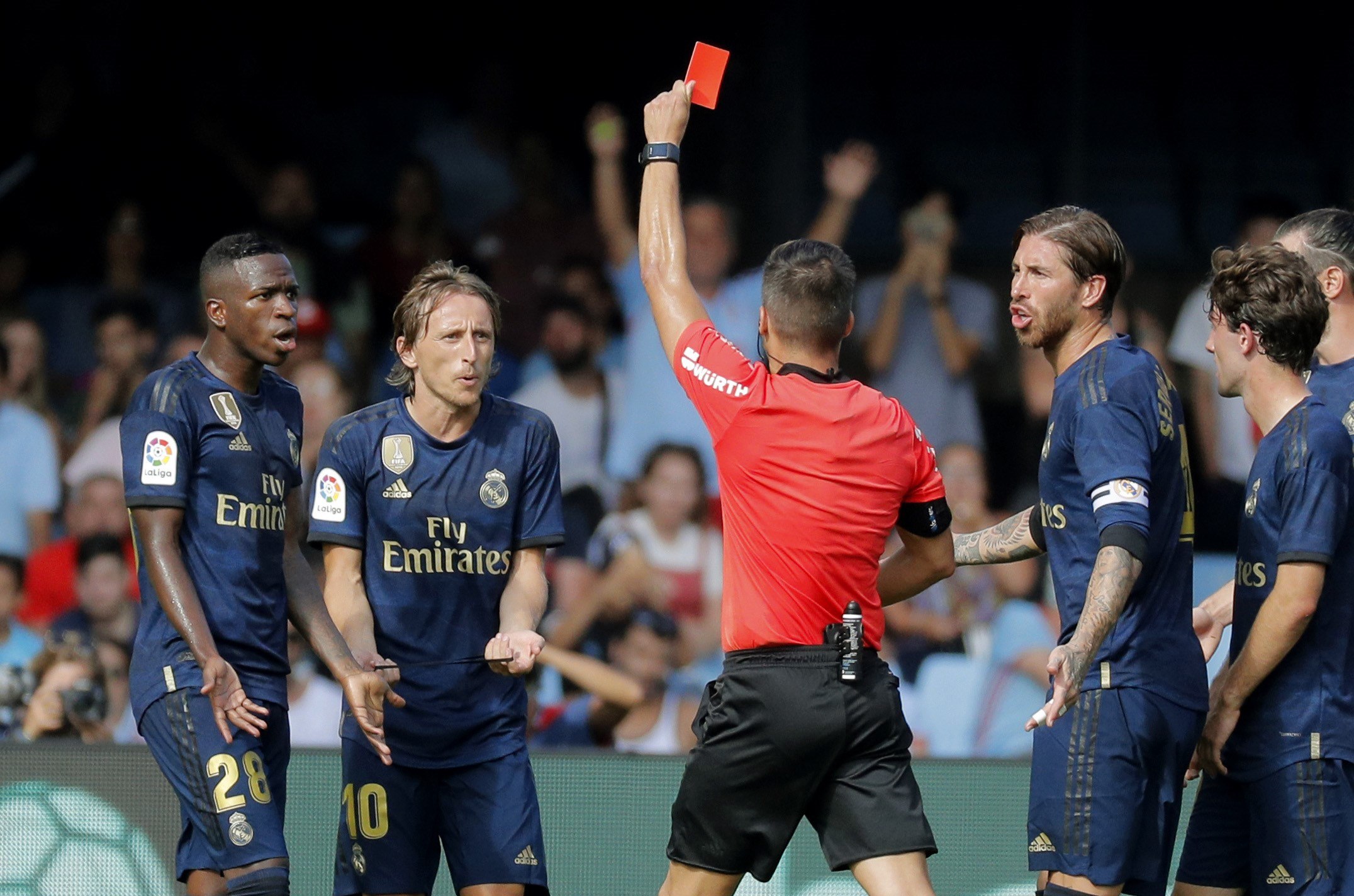 El árbitro central Javier Estrada muestra la tarjeta roja al jugador croata del Real Madrid Luka Modric por una falta al jugador del Celta de Vigo Denis Suárez. (Foto Prensa Libre: EFE)