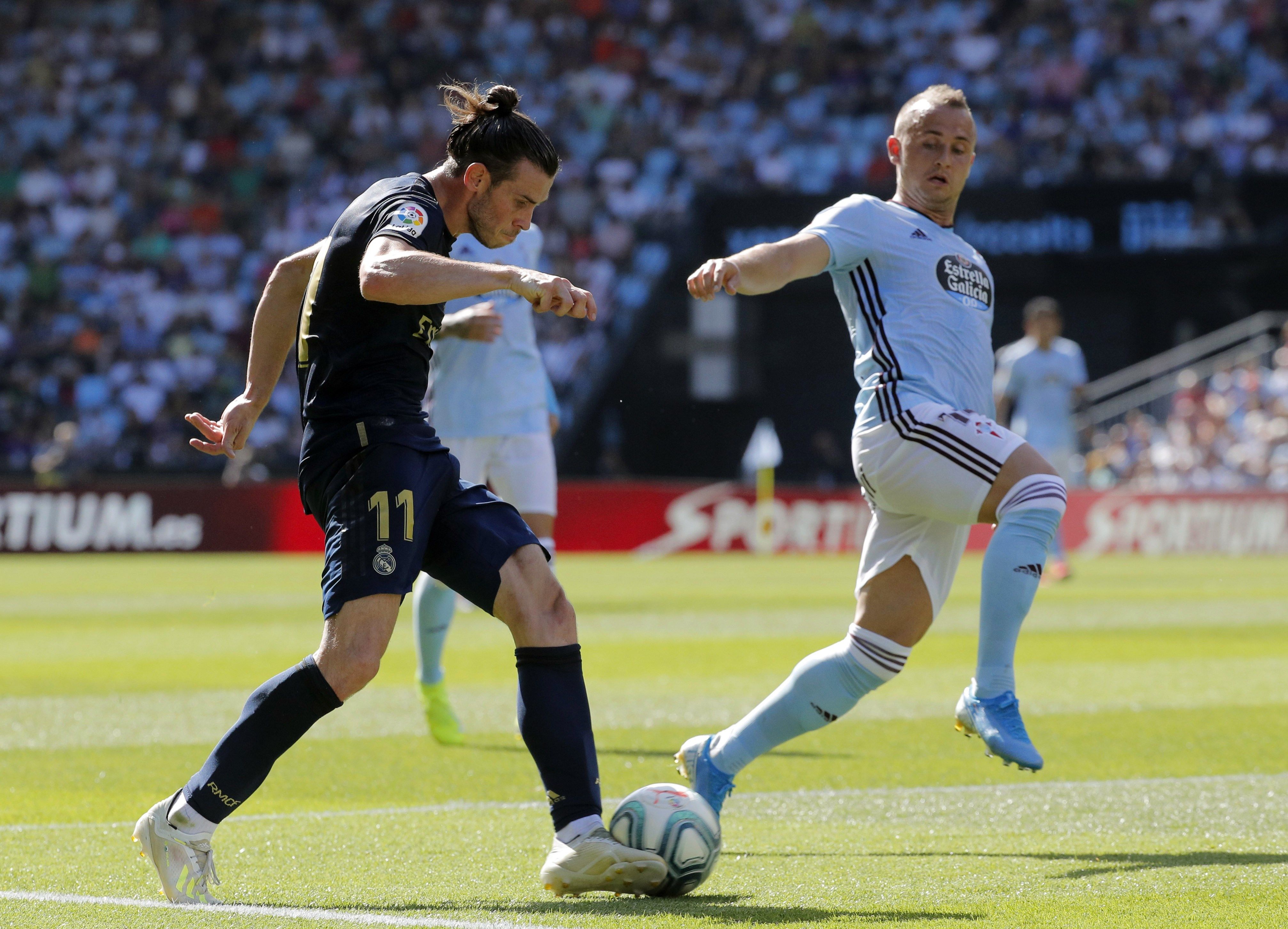 El delantero galés del Real Madrid Gareth Bale (i) disputa un balón con el centrocampista eslovaco del Celta de Vigo Stanislav Lobotka (Foto Prensa Libre: EFE)