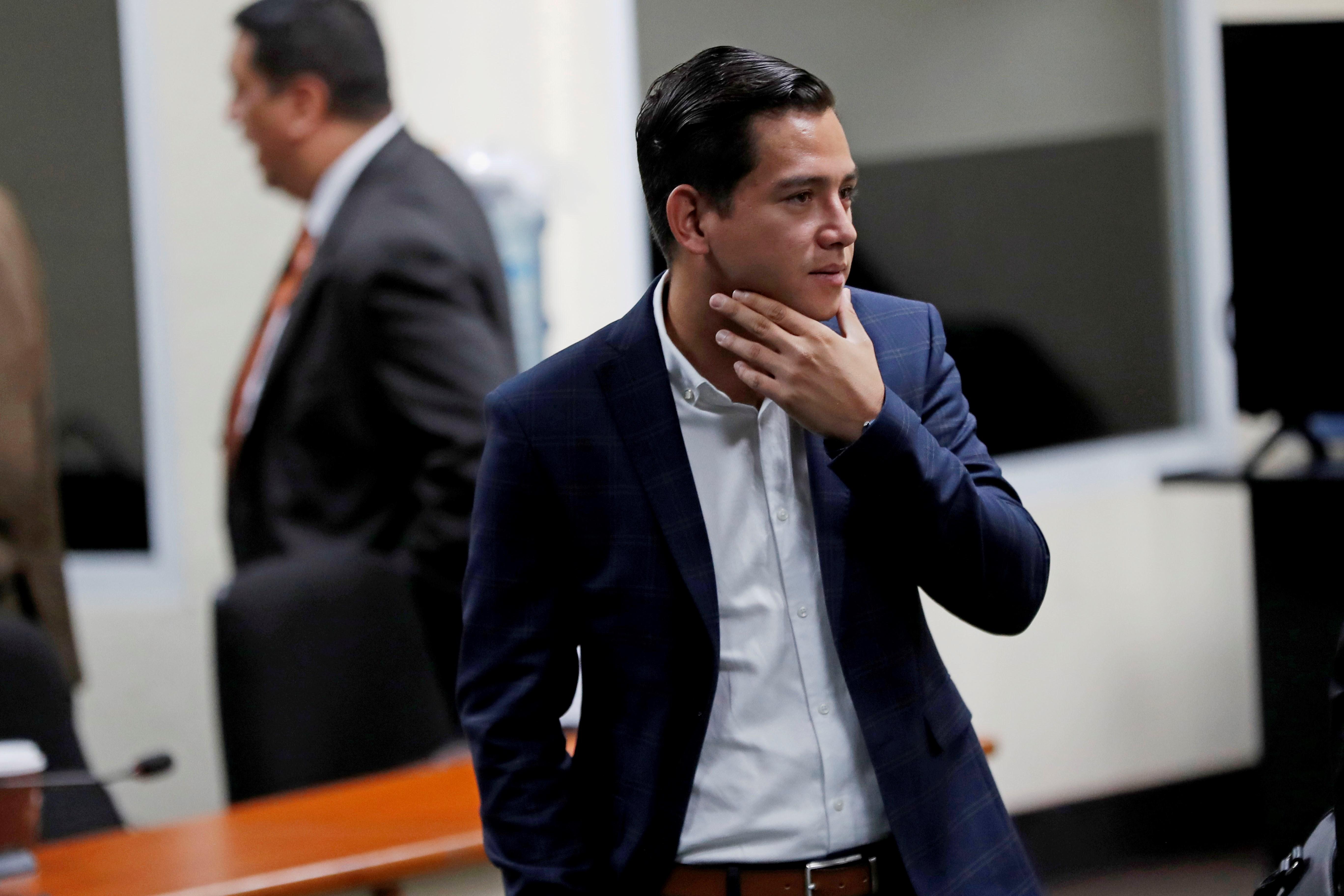  El hijo de Jimmy Morales, José Manuel Morales Marroquín, sale de la sala durante un receso en la sentencia de su proceso. (Foto Prensa Libre: EFE) 