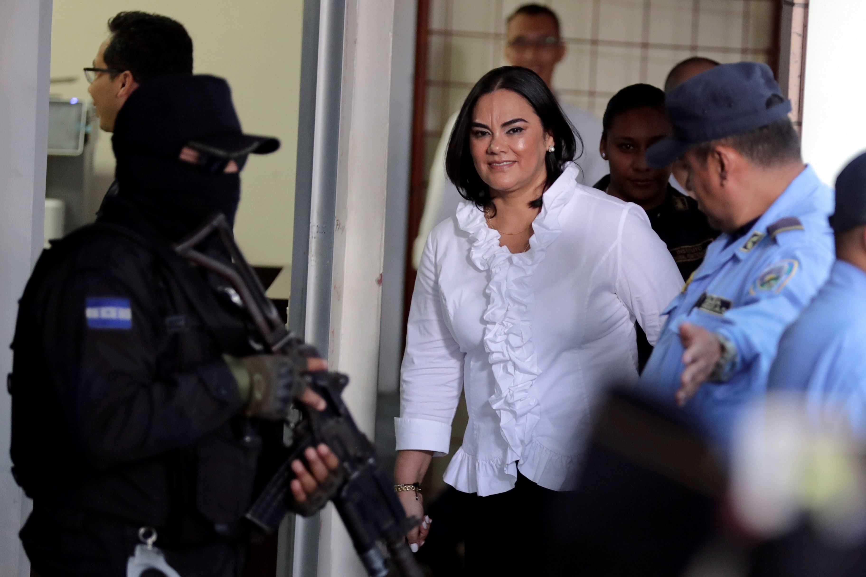 La ex primera dama de Honduras, Rosa Elena Bonilla, esposa del expresidente Porfirio Lobo (2010-2014), llega al Tribunal de Sentencia en materia de Corrupción. (Foto Prensa Libre: AFP)