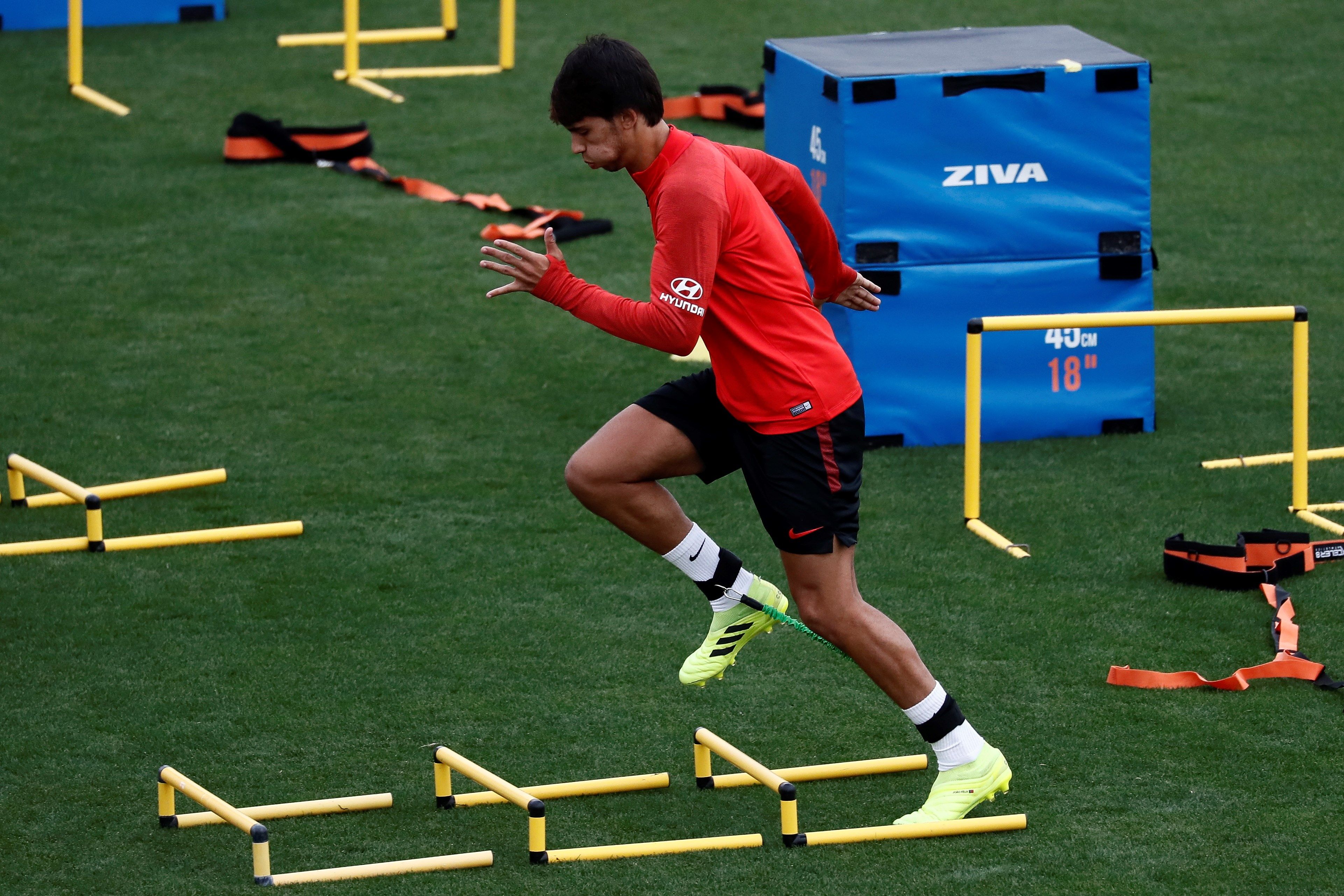 Joao Félix durante un entrenamiento realizado en Ciudad Deportiva de Majadahonda. (Foto Prensa Libre: EFE)