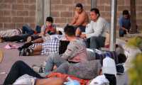 MEX786. MATAMOROS (MÉXICO), 21/08/2019.- Migrantes centroamericanos intentan descansar este miércoles a las afueras de la estación migratoria en el municipio de Matamoros, en el estado de Tamaulipas (México). Unos 60 migrantes han sido retornados de Estados Unidos a Matamoros, Tamaulipas (México), y aunque ya cuentan con fecha para presentarse ante las autoridades estadounidenses e iniciar su proceso de asilo humanitario, han pedido a las autoridades mexicanas un transporte que les permita regresar a sus países debido a que la fecha de su cita es hasta el mes de octubre, dijo el hondureño Carlos Humberto Arteaga Meléndez. EFE/Abraham Pineda Jácome