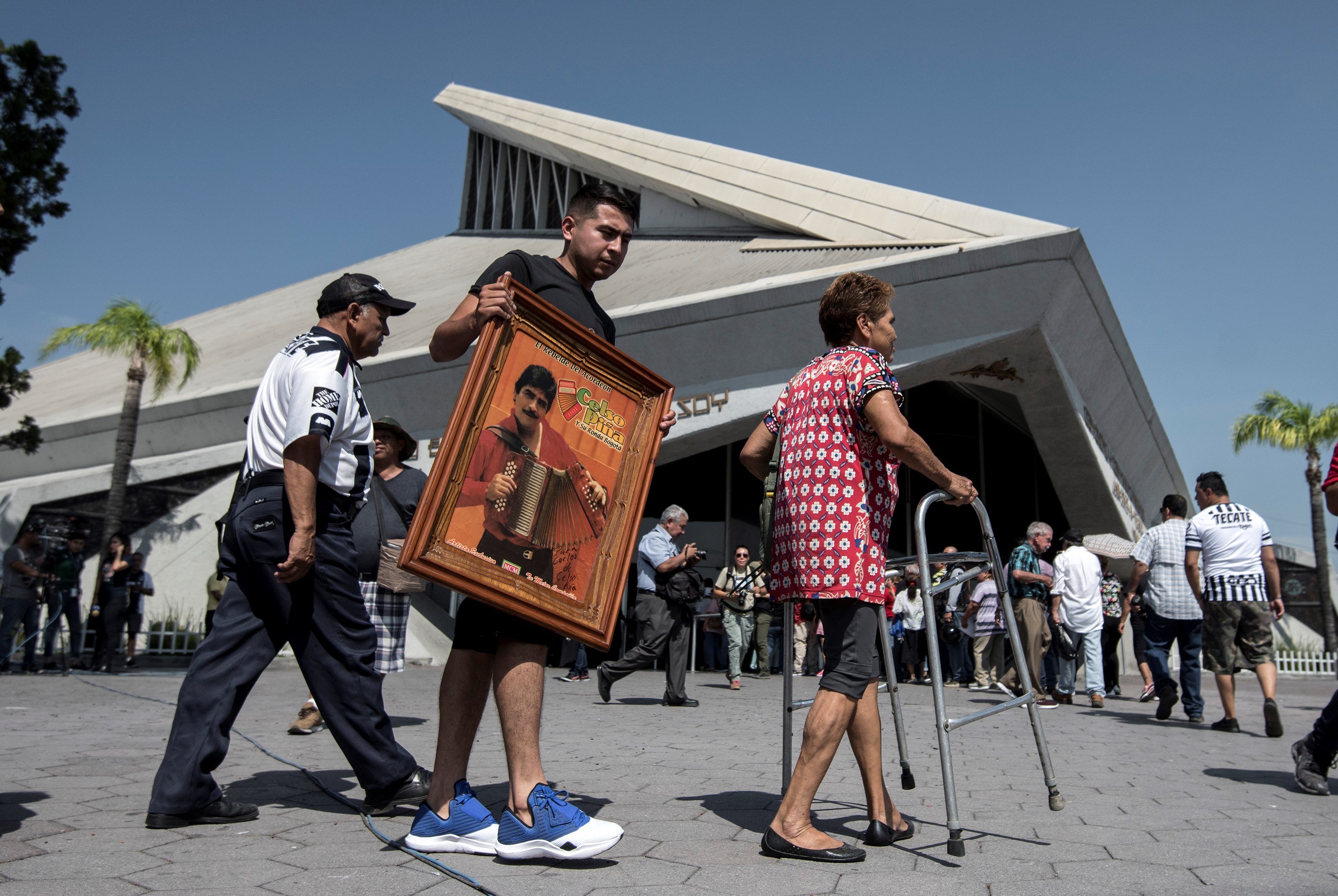 Seguidores de Celso Piña asistieron este sábado a su funeral y homenaje realizado en la Basílica de Guadalupe, en la ciudad de Monterrey (México). (Foto Prensa Libre: EFE) 