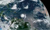 MIA10. MIAMI (FL, EEUU), 27/08/2019.- Fotografía cedida este martes por la Administración Nacional Oceánica y Atmosférica (NOAA) por vía del Centro Nacional de Huracanes (NHC) donde se muestra el paso de la tormenta tropical Dorian por el Caribe. La tormenta tropical Dorian pasó este martes por encima de la isla de Santa Lucía y entró en el Caribe con unos vientos de 50 millas por hora (85 km/h) que mantendrá mientras se dirige hacia Puerto Rico y República Dominicana, informó el Centro Nacional de Huracanes (NHC) de Estados Unidos. En su boletín de las 8.00 hora local (12.00 GMT), el NHC indica que la tormenta está a unas 15 millas (25 km) al oeste-noroeste de Santa Lucía. EFE/NOAA-STAR/NHC/SOLO USO EDITORIAL/NO VENTAS
