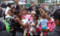 ACOMPAÑA CRÓNICA: VENEZUELA CRISIS MIGRACIÓN - AME1141. PASO DE RUMICHACA (FRONTERA ECUADOR-COLOMBIA), 28/08/2019.- Fotografía del 26 de agosto de 2019, en la que se ven numerosas familias venezolanas a la espera de poder cruzar la frontera y entrar a Ecuador desde el Paso de Rumichaca, frontera con Colombia. Sumidos en el agotamiento por el largo viaje y hambrientos por la falta de dinero, las familias venezolanas varadas en el Paso de Rumichaca piden a "Lenín" que "abra su corazón"... y las fronteras de Ecuador. El drama de cientos de familias venezolanas se repite día tras día en el lado colombiano del puente internacional desde que el mandatario ecuatoriano, Lenín Moreno, impusiera el lunes la necesidad de visado para cruzar. EFE/ Elías L. Benarroch