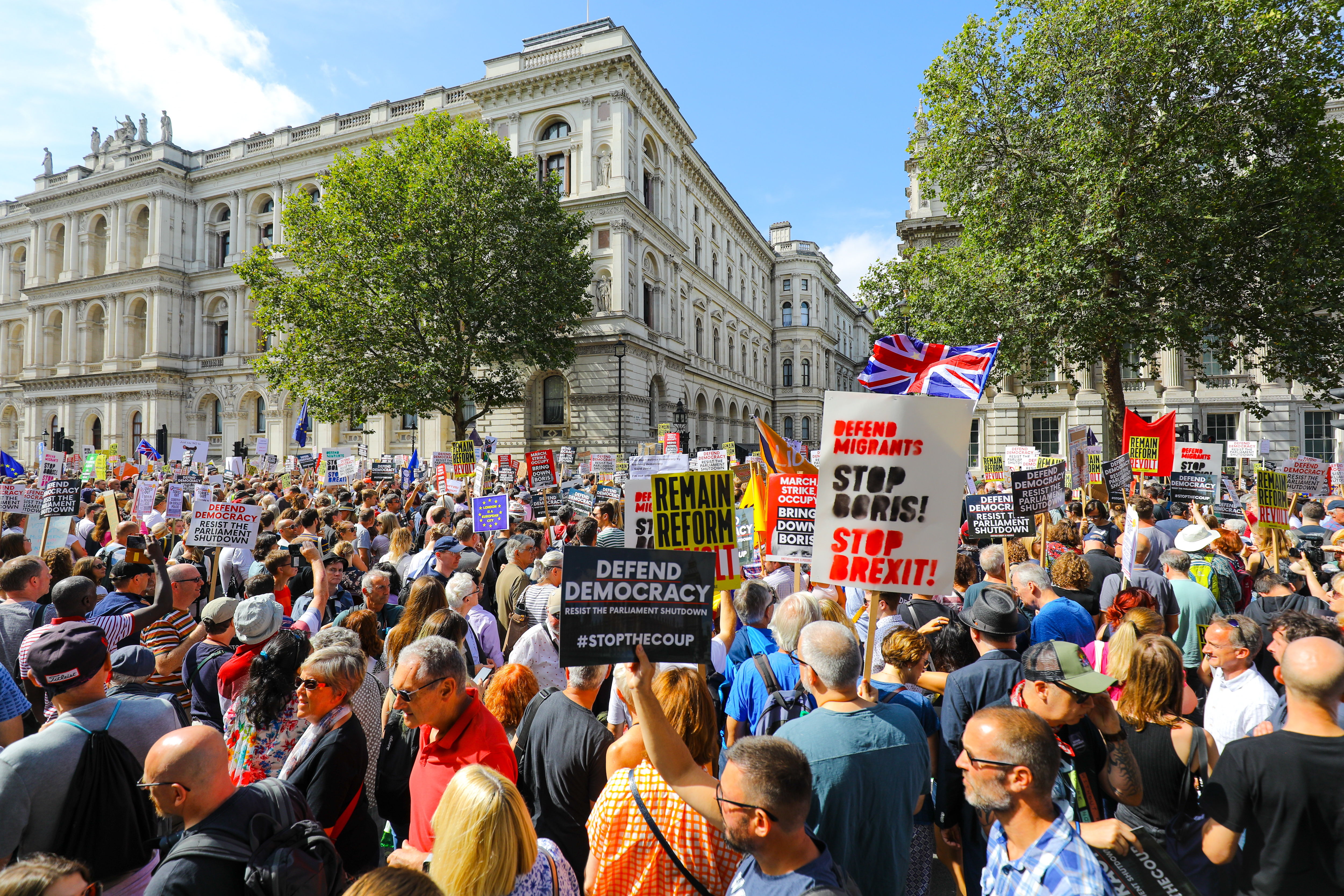Manifestantes contra el Brexit en las afueras de Downing Street en Whitehall durante una protesta contra el Brexit y la prórroga del parlamento en Londres. (Foto Prensa Libre: EFE)