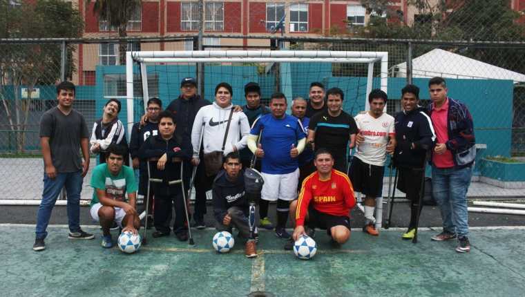 Equipo de futbol de amputados de Perú luego de un juego en Lima. Los futbolistas piden un espacio. (Foto Prensa Libre: EFE)